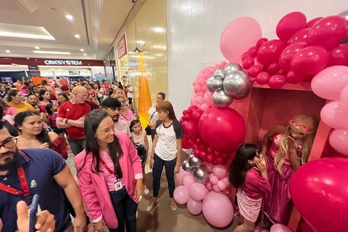 Barbie encanta crianças e adultos durante visita ao Arapiraca Shopping
