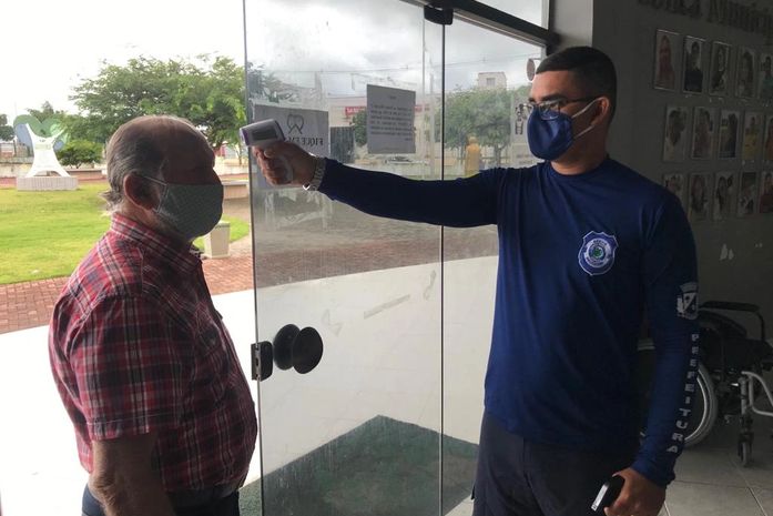 Prefeitura de Arapiraca adota medição de temperatura de servidores e usuários no Centro Administrativo