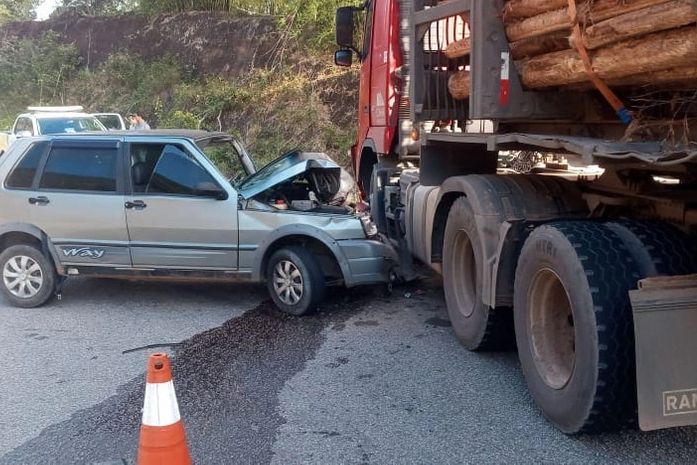 Colisão entre carro e caminhão na AL-105