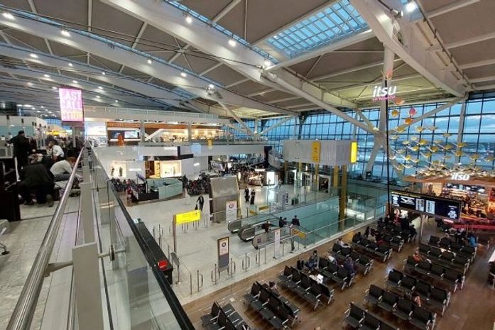 Briga generalizada no aeroporto de Londres deixa 21 feridos