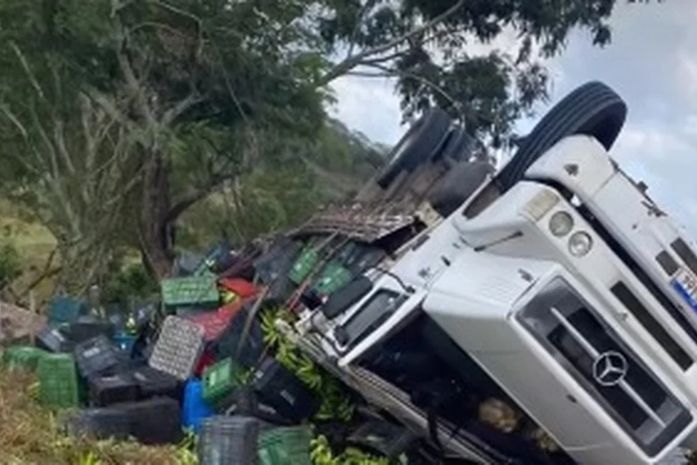 Motorista perde o controle e caminhão carregado de bananas tomba na AL-220, em São José da Tapera