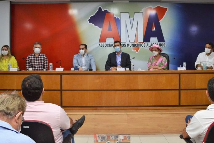 Ayres se reúne com prefeitos e secretários municipais de Saúde e diz que “momento é de preocupação e alerta”