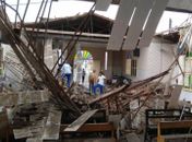 Após fortes chuvas, teto de igreja desaba em Flexeiras