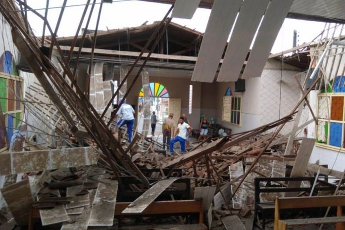 Após fortes chuvas, teto de igreja desaba em Flexeiras