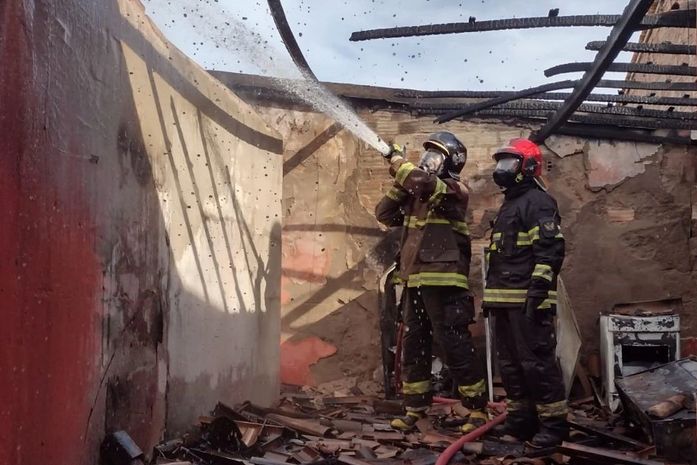 Bombeiros são acionados para conter incêndio em residência no bairro Jardim Esperança, em Arapiraca