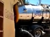 Motorista de caminhão-pipa perde controle do veículo e destrói fachada de loja em Ipioca