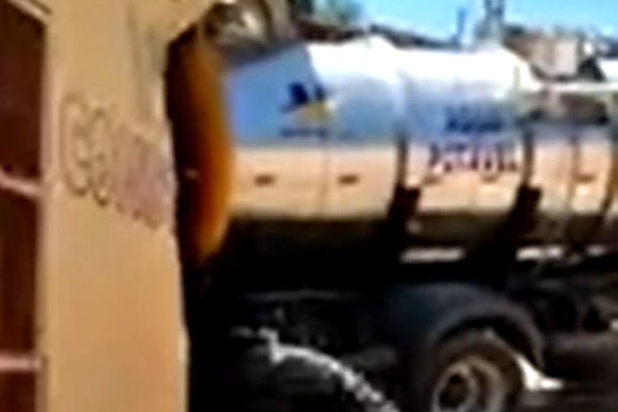 Motorista de caminhão-pipa perde controle do veículo e destrói fachada de loja em Ipioca