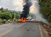 Por falta de água, trecho da AL-101 Norte é bloqueado com galhos e fogo em Paripueira