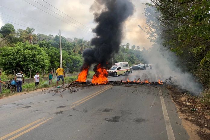 Por falta de água, trecho da AL-101 Norte é bloqueado com galhos e fogo em Paripueira