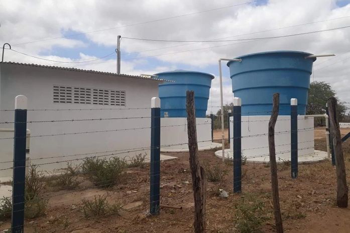 Segundo moradores, estrutura para dissalinizar água está montada,desde 2017, mas nunca funcionou.