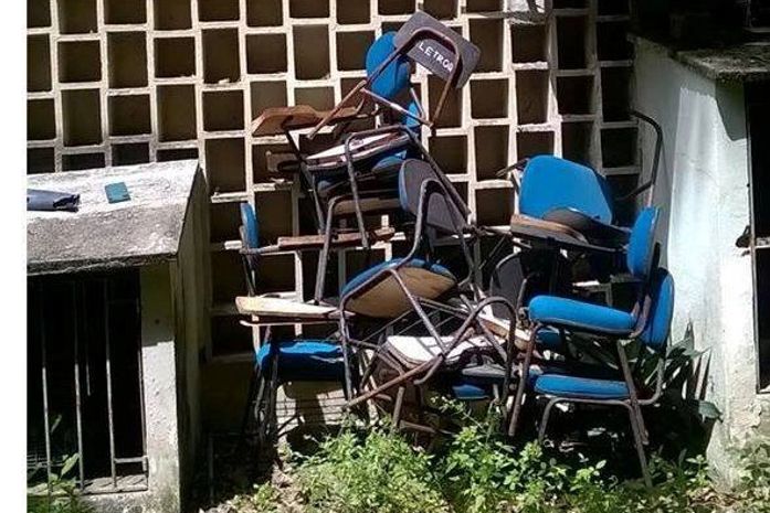 Mobília espalhada pela Ufal