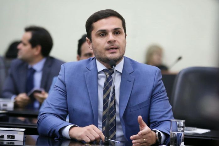 Deputado Alexandre Ayres homenageia profissionais da Sala de Situação da Covid-19 com Comenda Doutor Hélvio Auto