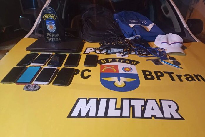 Suspeitos de tentar assaltar PM, abandonam veículo com diversos celulares na Pajuçara