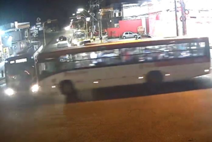 Imagens mostram colisão entre ônibus no cruzamento das Avenidas Rotary e Fernandes Lima