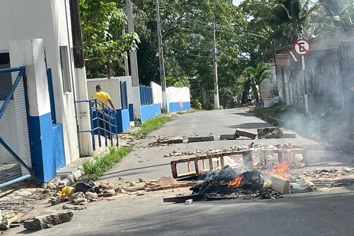 Moradores de Marechal Deodoro interditam sede da BRK em protesto às constantes faltas de água