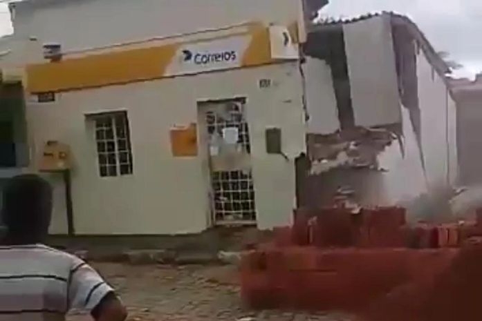 Vídeo: agência dos correios desaba na cidade de Minador do Negrão em Alagoas