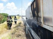 Carreta derrama açúcar na pista após incêndio em pneus
