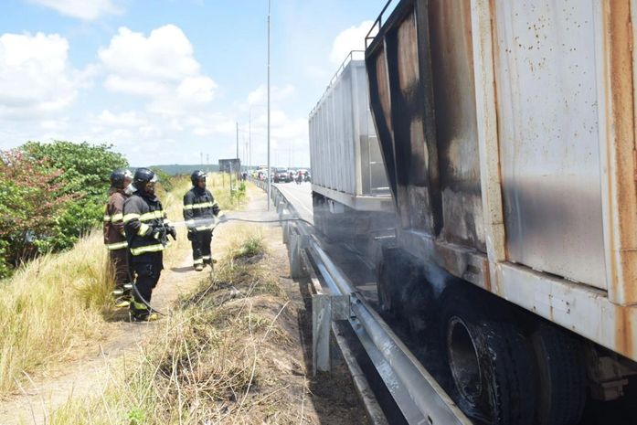 Carreta derrama açúcar na pista após incêndio em pneus