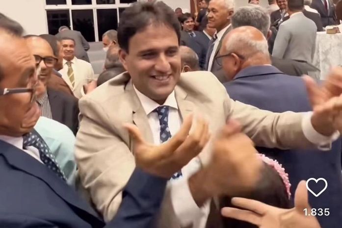 Mesaque postou em suas redes sociais momento de comemoração junto com os "irmãos" da Assembleia de Deus