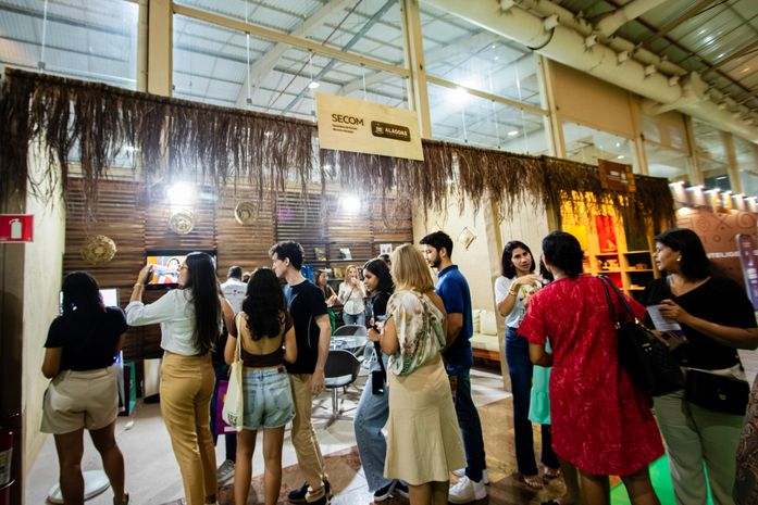 Professores alagoanos podem ganhar voucher de R$ 100 na Bienal do Livro; saiba como
