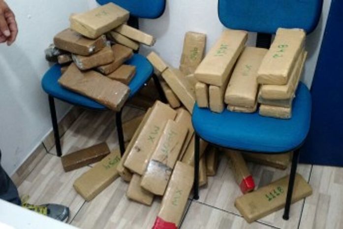 Após denúncia, PC apreende 59kg de maconha em ônibus que vinha de SP para o Agreste