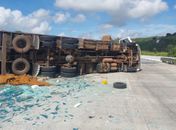 BR-101: carreta carregada de vidros tomba e motorista é encaminhado ao HGE