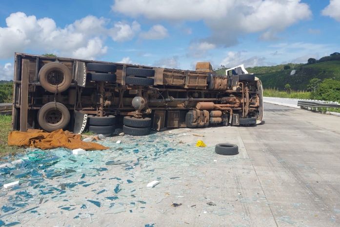 BR-101: carreta carregada de vidros tomba e motorista é encaminhado ao HGE