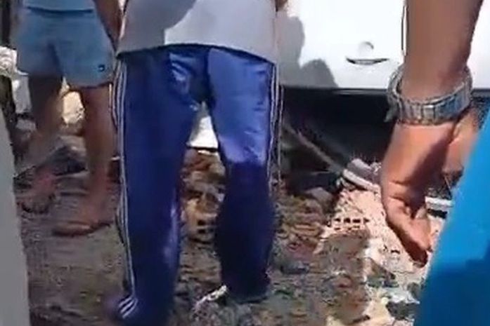 Motorista fica ferido após carro capotar em avenida na parte alta de Maceió
