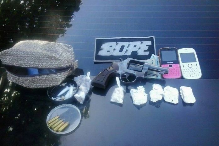 Arma e drogas apreendidas em operação no Bom Parto