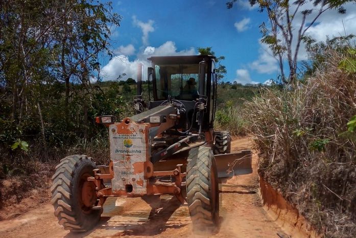 Prefeitura de Branquinha mantém frente de trabalho nas estradas de acesso à zona rural