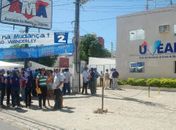 Movimentação em frente a UVEAL (Foto: Anna Cláudia Almeida)