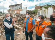 Prefeito em exercício, Ronaldo Lessa, visita local onde prédio desabou no Pinheiro