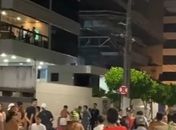 Atrito: "foliões" jogam pedras em prédio na Ponta Verde; veja vídeo