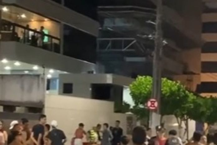 Atrito: "foliões" jogam pedras em prédio na Ponta Verde; veja vídeo