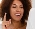 Sorriso de filtro: os perigos das receitas caseiras e dos clareadores de internet