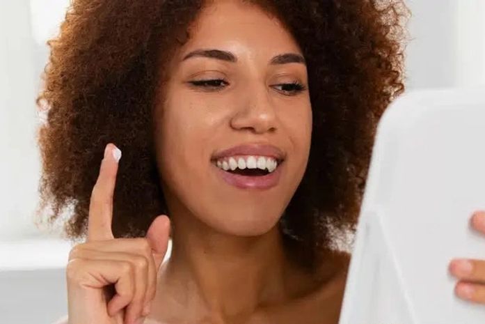 Sorriso de filtro: os perigos das receitas caseiras e dos clareadores de internet