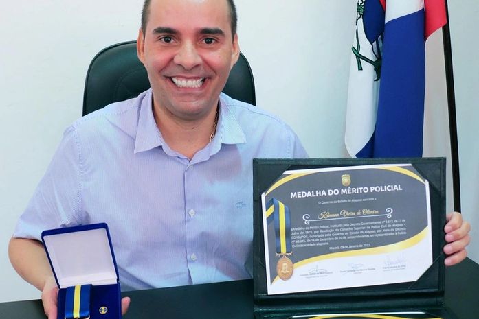 Secretário Kelmann Vieira recebe Medalha do Mérito Policial