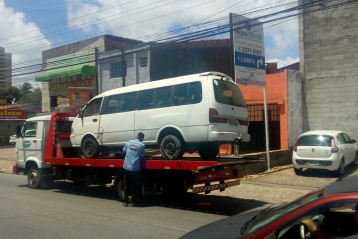 Veículo removido ao pátio de armazenamento por apresentar irregularidades