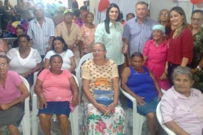 Grupo de idosos do CRAS Atalaia recebe homenagem do Dia das Mães