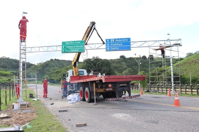 Prefeitura de Santana do Mundaú inicia instalação de semi-pórticos e sinalização turística