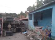 Carreta tombou e atingiu duas casa e uma moto, no Benedito Bentes.