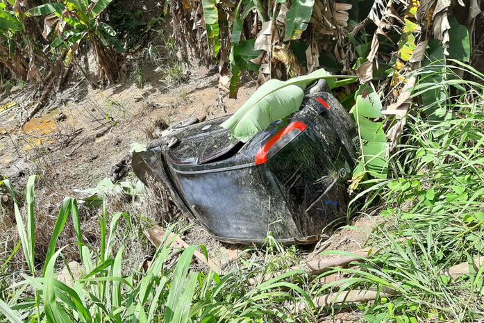 Capotamento de veículo de passeio deixa quatro pessoas feridas no litoral norte