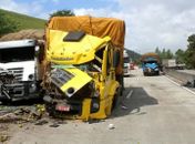 Seis caminhões colidem na BR-101, em Joaquim Gomes