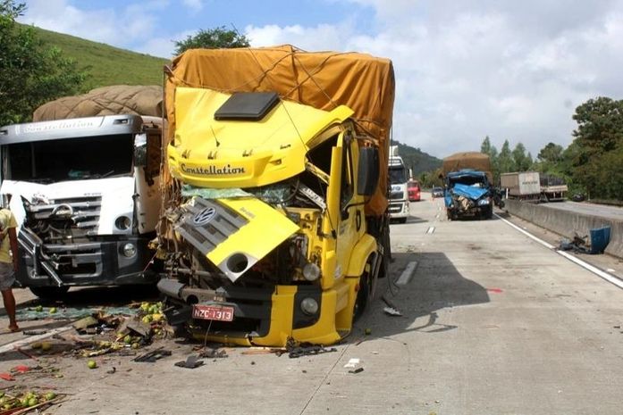 Seis caminhões colidem na BR-101, em Joaquim Gomes