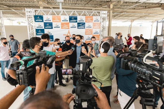 Prefeito JHC inaugura central de atendimento a moradores de bairros afetados por mineradora