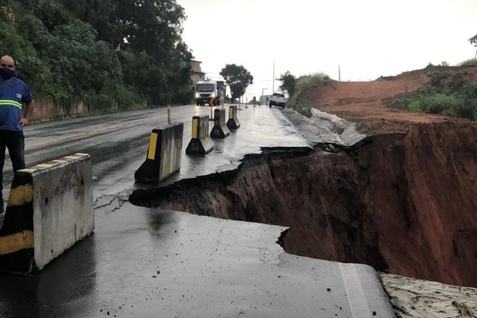 Trecho é interditado após deslizamento de terra afetar pista na BR-101