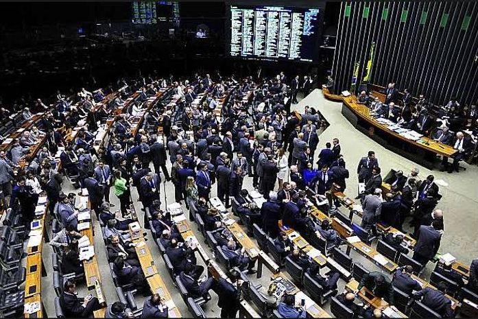 A difícil reeleição dos deputados federais em 2022.