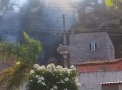 Vegetação pega fogo e assusta moradores do bairro Cruz das Almas