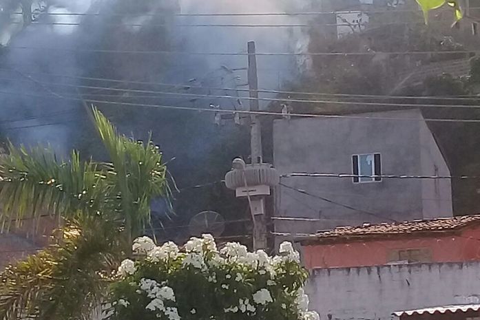 Vegetação pega fogo e assusta moradores do bairro Cruz das Almas