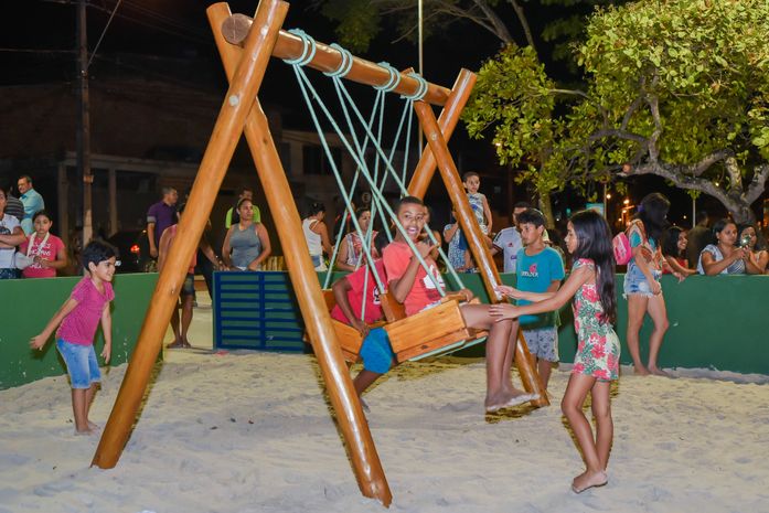 Prefeito Rui Palmeira entrega nova praça no bairro Santa Lúcia